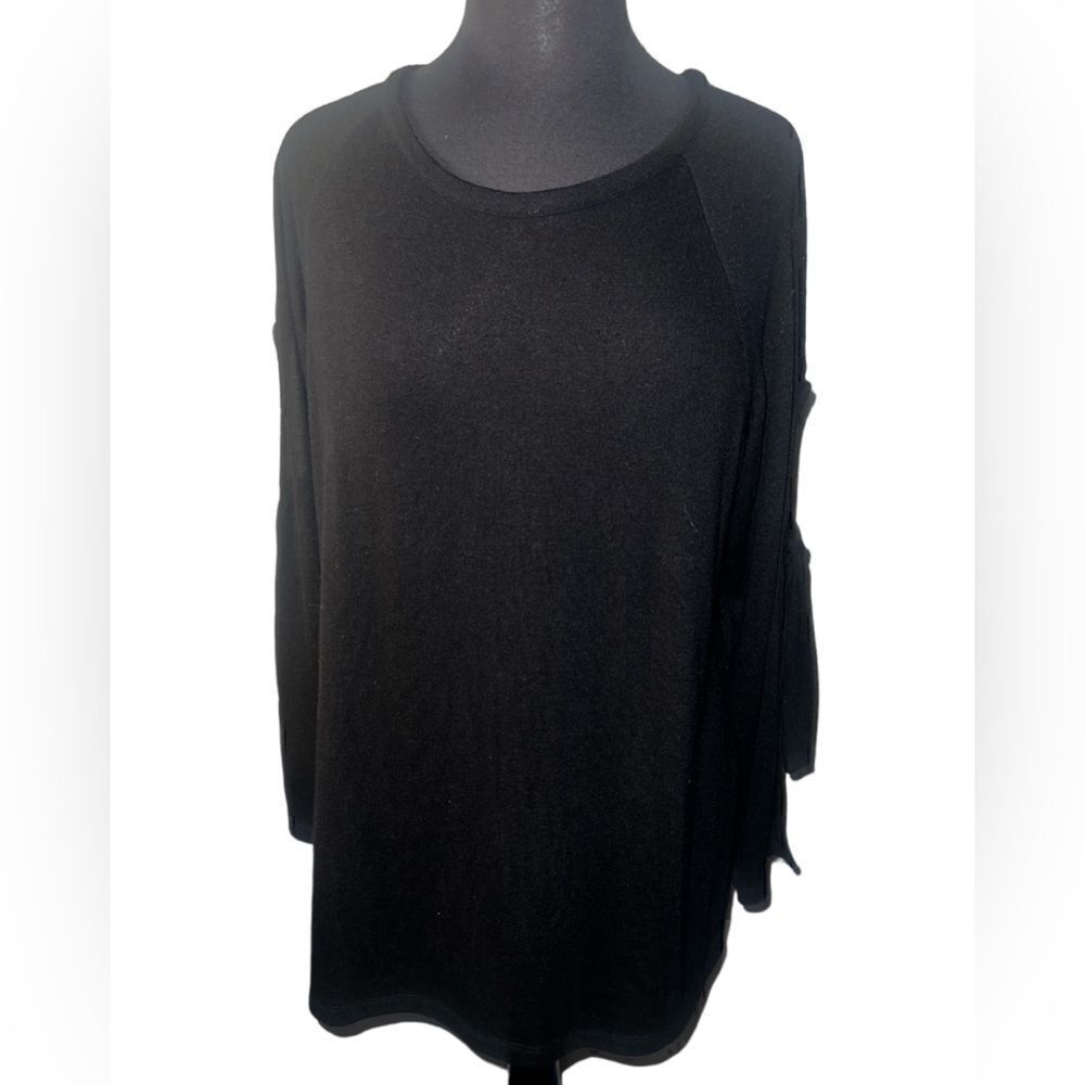 🐘Unbranded black cold shoulder sweater